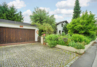 Garage mit Stellplatz